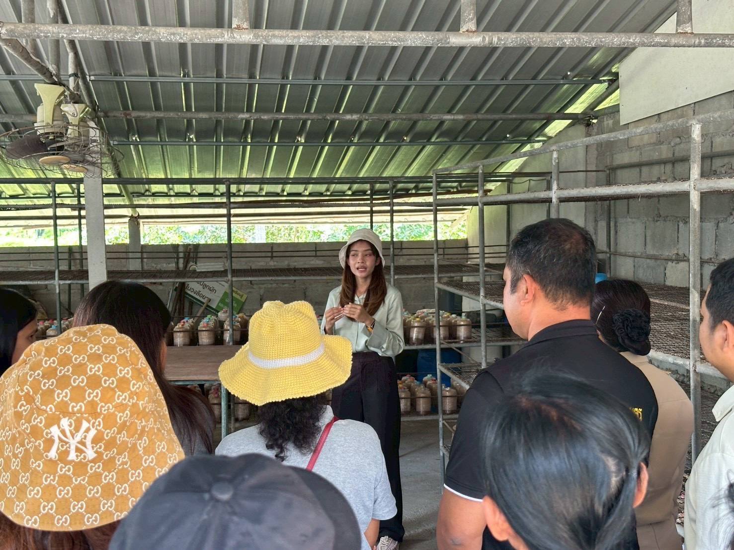 title - ส.ป.ก.พระนครศรีอยุธยา จัดการศึกษาดูงานโครงการที่ดินพระราชทานจังหวัดพระนครศรีอยุธยา ปีงบประมาณ พ.ศ. ๒๕๖๙ หลักสูตร การศึกษาดูงานการพัฒนาตามแนวทางพระราชดำริ ซึ่งได้รับเกียรติจากนางวิไลกัลยา สาริพันธ์ ปฏิรูปที่จังหวัดระยอง ให้การต้อนรับและอำนวยความสะดวก ณ ศูนย์บริการการพัฒนาปลวกแดงตามพระราชดำริ จังหวัดระยอง